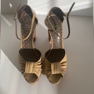 Moschino cheap and chick high heel sandals size 6, beige color